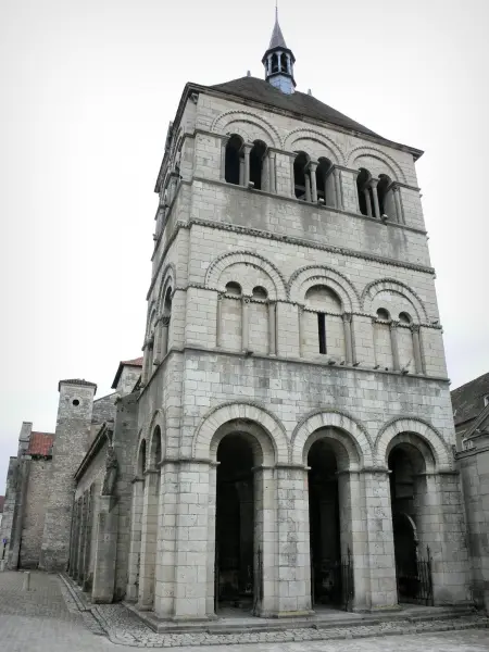 Église d'Ébreuil - Clocher-porche de l'église abbatiale Saint-Léger