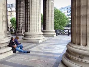 Église de la Madeleine - Halte au pied des colonnes corinthiennes de l'église