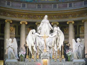 Église de la Madeleine - Intérieur de l'église : maître-autel et son groupe sculpté Le Ravissement de sainte Marie-Madeleine