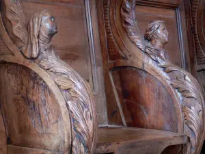 Église de Moirax - Ancien prieuré clunisien : intérieur de l'église Notre-Dame : détail des stalles en bois sculptées (sculptures)