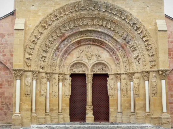 Église de Morlaàs - Portail sculpté de l'église romane Sainte-Foy ; dans le Béarn