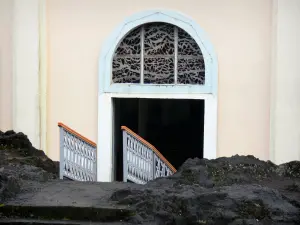 Église Notre-Dame-des-Laves - Flujo de lava antiguo en la entrada de la iglesia