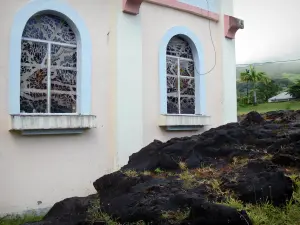 Église Notre-Dame-des-Laves - Lava congelada a los pies de la iglesia