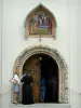 Église orthodoxe de Sainte-Geneviève-des-Bois - Porte de l'église orthodoxe russe Notre-Dame-de-la-Dormition surmonté d'une fresque illustrant la Dormition de la Vierge Marie