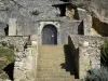 Église rupestre de Vals - Escalier menant à l'entrée de l'église Sainte-Marie