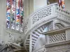 Église Saint-Étienne-du-Mont - Intérieur de l'église : escalier du jubé et vitraux