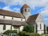 Église de Saint-Gilles - Église romane Saint-Pierre, nuages dans le ciel bleu ; dans la vallée de l'Ardre
