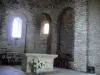 Église de Saint-Hymetière - Intérieur de l'église romane : maître-autel et choeur
