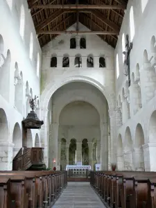 Église de Vignory - Intérieur de l'église romane Saint-Étienne : nef et choeur