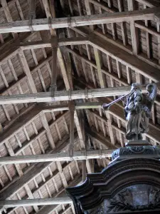 Église de Vignory - Intérieur de l'église romane Saint-Étienne : charpente en bois et détail de la chaire à prêcher