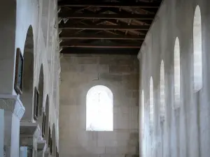 Église de Vignory - Intérieur de l'église romane Saint-Étienne