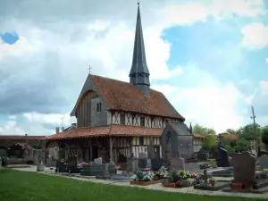 Églises à pans de bois - Cimetière et église à colombages de Bailly-le-Franc, nuages dans le ciel