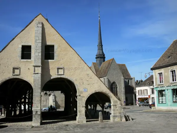 Egreville - Markthallen, Kirche Saint-Martin und Häuser des Dorfes