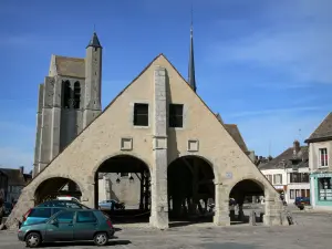 Egreville - Markthallen, Kirchturm-Vorbau der Kirche Saint-Martin und Häuser des Dorfes