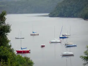 Meer van Éguzon - Meer van Chambon: uitzicht waterreservoir met boten, en de houtwallen