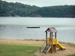 Meer van Éguzon - Lake Chambon Chambon strand (over de gemeente Éguzon-Chantôme), dia's voor kinderen, het vasthouden van water en beboste oever