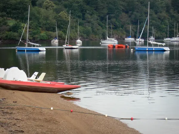 Éguzon lake - Chambon lake: Chambon beach (in the town of Éguzon-Chantômeme), pedal boat, boats on the stretch of water