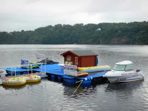 Éguzon lake - Chambon lake: school boat, stretch of water and wooded bank