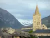 Embrun - Clocher de la cathédrale Notre-Dame-du-Réal et maisons de la vieille ville avec vue sur les montagnes ; dans la vallée de la Durance