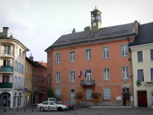 Embrun - Façade de l'hôtel de ville (mairie) et maisons de la vieille ville