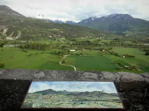 Embrun - Table d'orientation du jardin de l'Archevêché (belvédère) avec vue (panorama) sur la vallée de la Durance et les montagnes