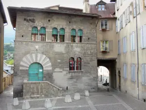 Embrun - Chanonges house (Romanesque house) in geminate windows