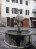 Embrun - Fontein en gevels van huizen in de oude stad