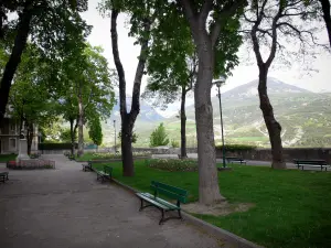 Embrun - Archevêché garden (paths, benches, trees, lawns, flowers) with view of the mountains