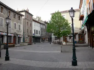 Embrun - Place de la Mazelière : maisons, boutiques, terrasse de café, arbre, lampadaires