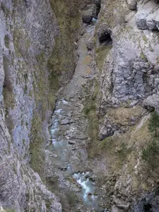 Enge Schluchten Étroits - Schlucht: Fluss gesäumt von Felswänden; im Dévoluy