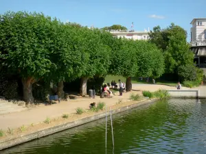 Enghien-les-Bains - Kurort: Rosengarten mit Bäumen, Bänken und Promenade am See