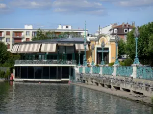 Enghien-les-Bains - Kurort: ehemaliger Musikpavillon (Rotunde mit Brasserie), Geländer und Laternen im Jugendstil am Steg des Enghiensees
