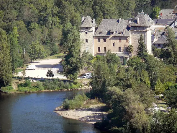 Entraygues-sur-Truyère - Château d'Entraygues, entouré de verdure, et rivière