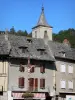 Entraygues-sur-Truyère - Kirchturm der Kirche Saint-Georges, Bildstock und Häuserfassaden der Stadt