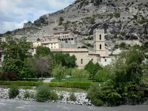 Entrevaux - Clocher à créneaux de la cathédrale Notre-Dame-de-l'Assomption, parc arboré en bordure du fleuve Var, maisons du village médiéval et rampe fortifiée en zigzag menant à la citadelle (fortifications)