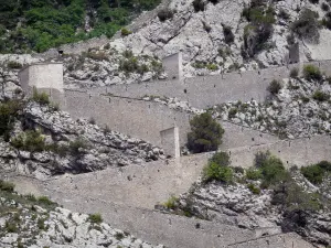 Entrevaux - Rampa en zig-zag que conduce a la amurallada ciudadela