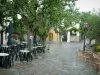 Erbalunga - Village Plaza (Marina) adornado con árboles y cafés al aire libre