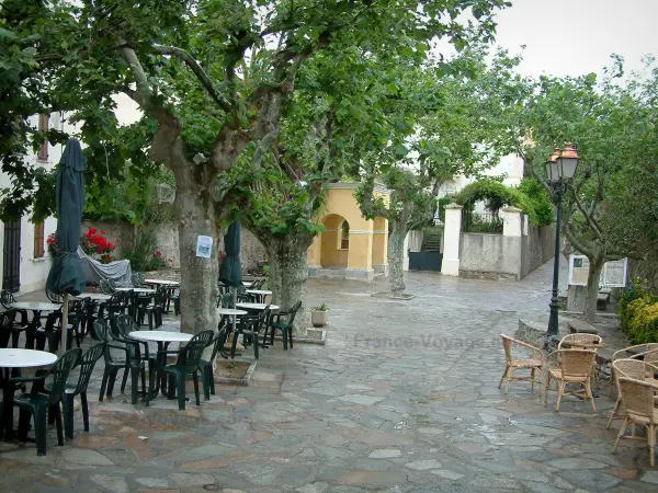 Erbalunga - Square in the village (marine) decorated with trees and cafe terraces