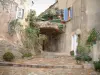 Erbalunga - La calle escalonada de casas decoradas con plantas, árboles (FIG) y flores