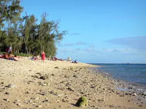 L'Ermitage beach - Vacationers on the beach