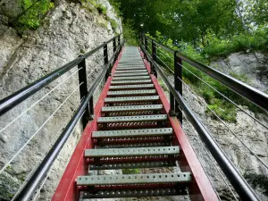 Escaleras de la Muerte - Hierro escalera y acantilado (pared de roca) en las gargantas del Doubs