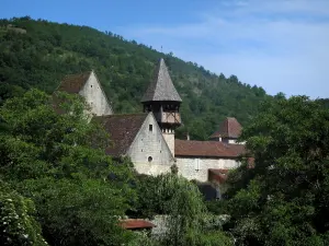 Espagnac-Sainte-Eulalie - Church and former priory of the village, trees and hill, in the Célé valley, in the Quercy