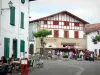 Espelette - Paesi Baschi: le facciate delle case con le persiane colorate e caffè all'aperto del villaggio basco