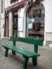 Espelette - Panchina verde di fronte a un negozio di alimentari gourmet
