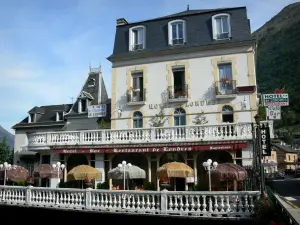 Esquièze-Sère - Facades of the village