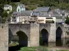 Estaing - Oude gotische brug over de rivier de Lot en dorpshuizen in de achtergrond