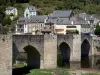 Estaing - Vecchio ponte gotico sul fiume Lot e case del villaggio in background