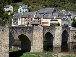 Estaing - Antiguo puente gótico sobre el río Lot y casas de pueblo en el fondo