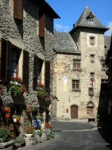 Estaing - Fachada de la casa decorada con flores, Cayron hotel alberga el ayuntamiento y la calle medieval