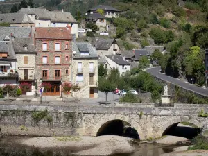 Estaing - Puente sobre el Coussane, con su estatua de la Virgen y el Niño, y casas de pueblo